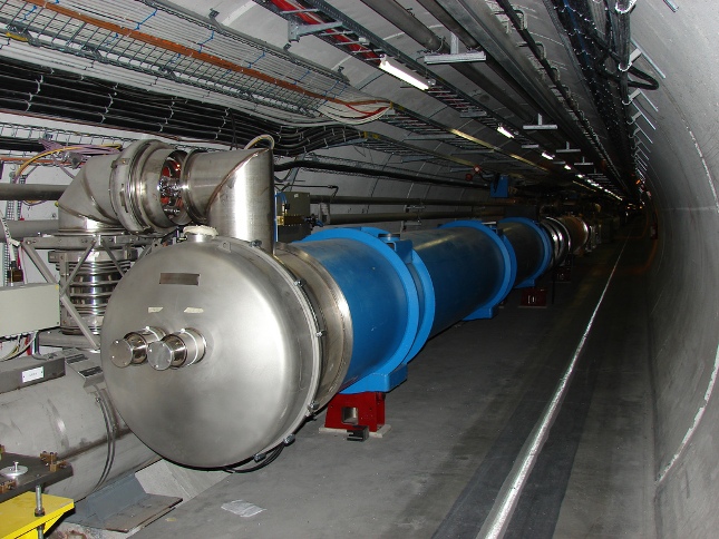 Rury, zasilacze, hel, wielka podpora pod urządzenie pomiarowe - m.in. takie produkty trafiały już z Polski do Europejskiej Organizacji Badań Jądrowych (CERN). W ciągu ostatnich kilku lat do CERN dostarczono też już ponad 2 tys. polskich serwerów.