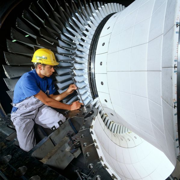 Montaż turbiny w elektrowni gazowej