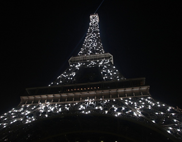 Iluminacja wieży Eiffla w Paryżu
