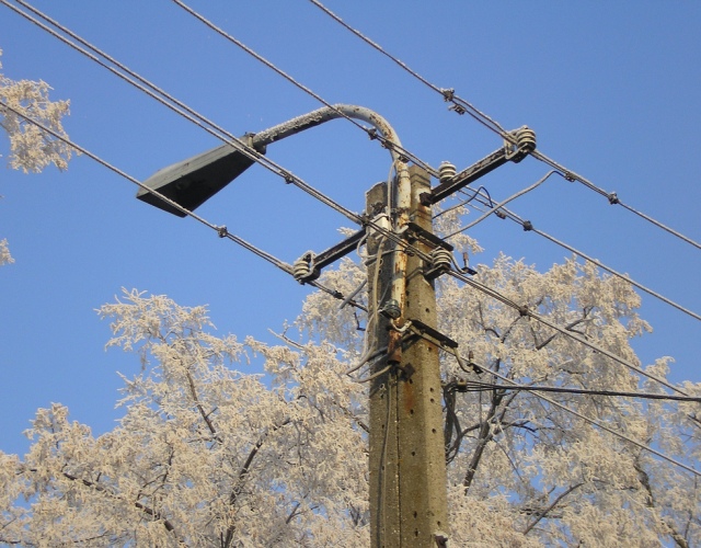 Awarie zasilania w Polsce często mają związek z przestarzałą infrastrukturą energetyczną, ale w okresie zimowym główną przyczyną awarii są trudne warunki pogodowe, w tym mrozy i intensywne opady śniegu.