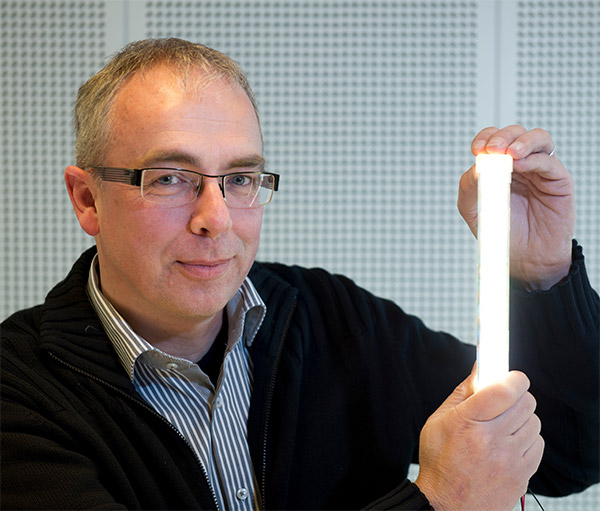 Badacz Coen Lidenbaum z prototypem lampy TLED o wydajności 200 lm/W