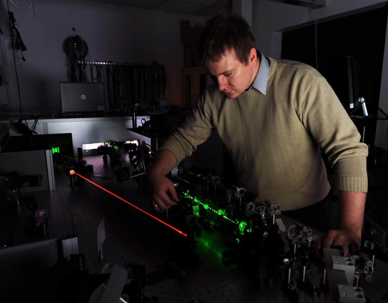 Nowy wzmacniacz parametryczny, opracowany w Centrum Laserowym Instytutu Chemii Fizycznej Polskiej Akademii Nauk i Wydziału Fizyki Uniwersytetu Warszawskiego, pozwala na konstruowanie aparatury laserowej rozmiaru biurka zdolnej do generowania femtosekundowych impulsów laserowych o mocy dziesiątków terawatów. Na zdjęciu: dr Paweł Wnuk z Centrum Laserowego przy wzmacniaczu parametrycznym.