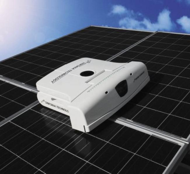 Robot, który czyści panele słoneczne