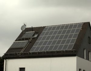 Solary na dachu domu jednorodzinnego