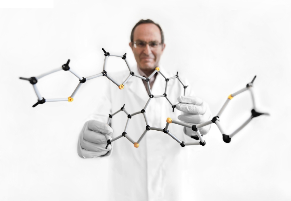 Model cząsteczki jest prezentowany przez prof. dr. hab. Włodzimierza Kutnera z Instytutu Chemii Fizycznej Polskiej Akademii Nauk w Warszawie.