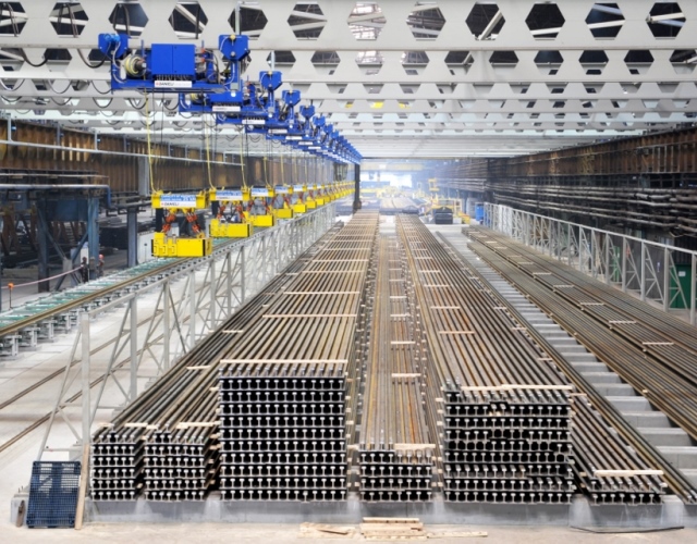 Gotowe i oznakowane szyny w walcowni huty ArcelorMittal Poland w Dąbrowie Górniczej