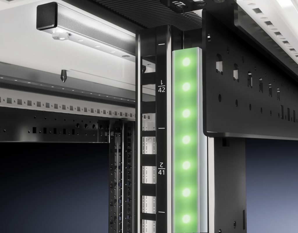 Listwa RFID rejestruje zainstalowane w szafie serwery i przełączniki sieciowe. Dodatkowo na każdą jednostkę wysokości przypadają trzy elementy antenowe oraz diody LED do sygnalizacji