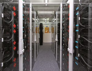 Do bezpiecznych i różnorodnych zastosowań modułów magazynowania energii jak akumulatory litowo-jonowe Rittal oferuje standardową technikę obudów i szaf sterowniczych, np. tutaj, w ads-tec.