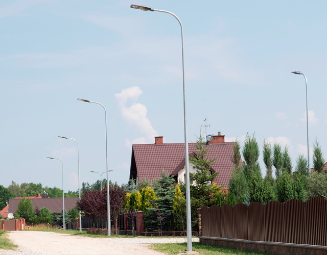Wzdłuż ulicy Jutrzenki stanęło ponad 20 nowych latarni z oprawami LED