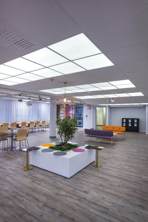 Sufit emitujący światło poprawi samopoczucie pracowników i ich wydajność w pracy