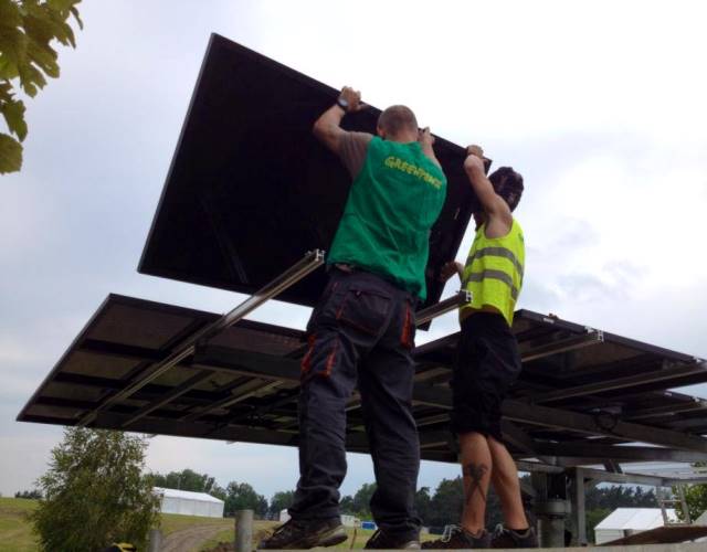 Na potrzeby festiwalu powstała mikroinstalacja z panelami fotowoltaicznymi, która podąża za ruchem słońca