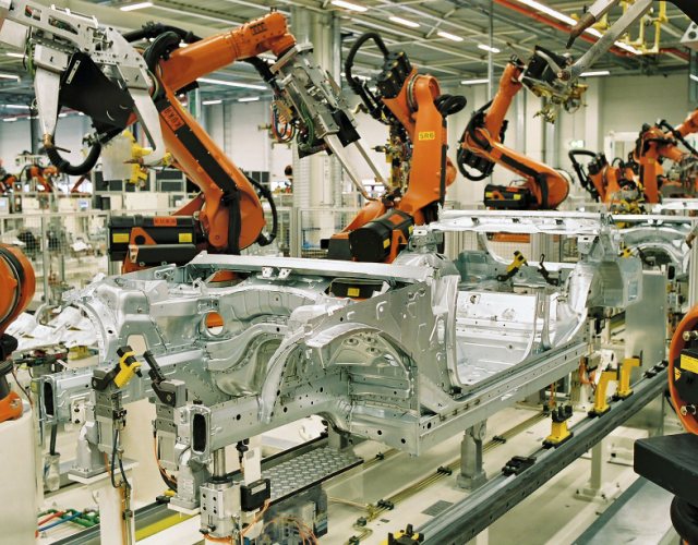 Roboty przemysłowe na linii produkcyjnej w branży automotive