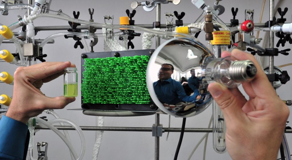 Innowacyjny, trójwymiarowy fotokatalizator, opracowany w Instytucie Chemii Fizycznej Polskiej Akademii Nauk w Warszawie i Fuzhou University w Chinach, reaguje głównie ze światłem widzialnym i aktywuje nowe wiązania chemiczne, które magazynują energię słoneczną. Model na zdjęciu przedstawia płaszczyznę grafenową (czarna płyta) pokrytą nanoprętami tlenku cynku (zielone pręty)