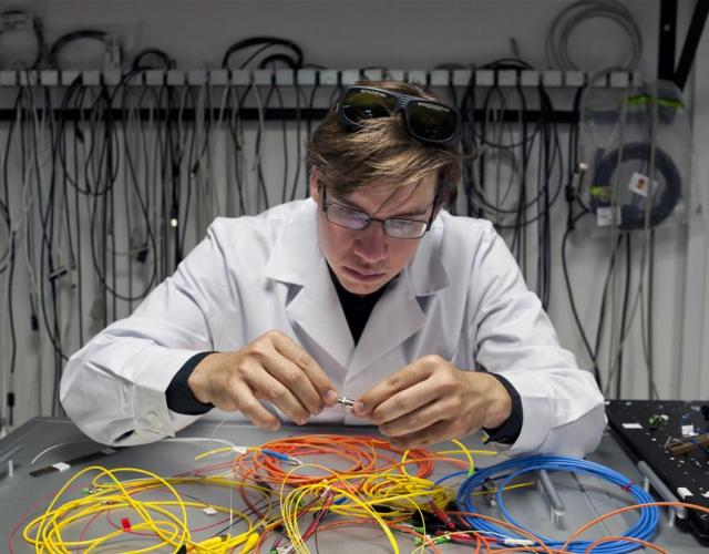 W Instytucie Fizyki Doświadczalnej Wydziału Fizyki Uniwersytetu Warszawskiego zbudowano femtosekundowy laser na światłowodzie. Na zdjęciu doktorant Jan Szczepanek w laboratorium w trakcie prac nad laserem.