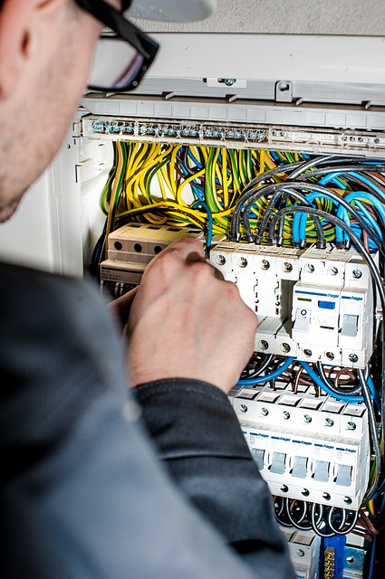 Elektryk przy pracy