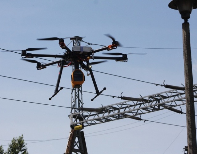 Drony można wykorzystywać przy akcjach ratowniczych w trudno dostępnych miejscach (np. w górach), do inspekcji sieci elektroenergetycznych czy w kartografii. Kosztują od 5 do 10 razy mniej niż śmigłowce.