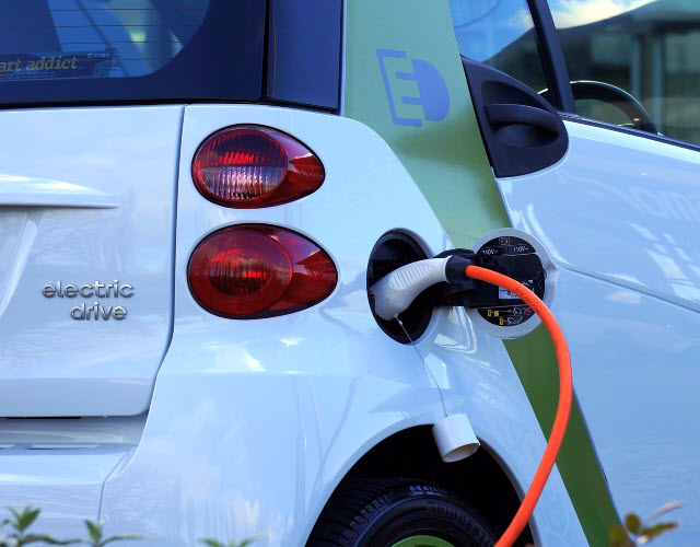 Ładowanie samochodu z napędem elektrycznym