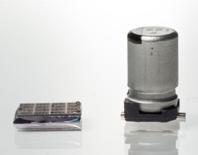 Zintegrowane mikrosuperkondensatory na chipie (z lewej) vs aluminiowy kondensator elektrolityczny (z prawej) o identycznych osiągach, tj. pojemności, napięciu zasilania i szybkości. Źródło: Karolina Laszczyk, Advanced Energy Materials