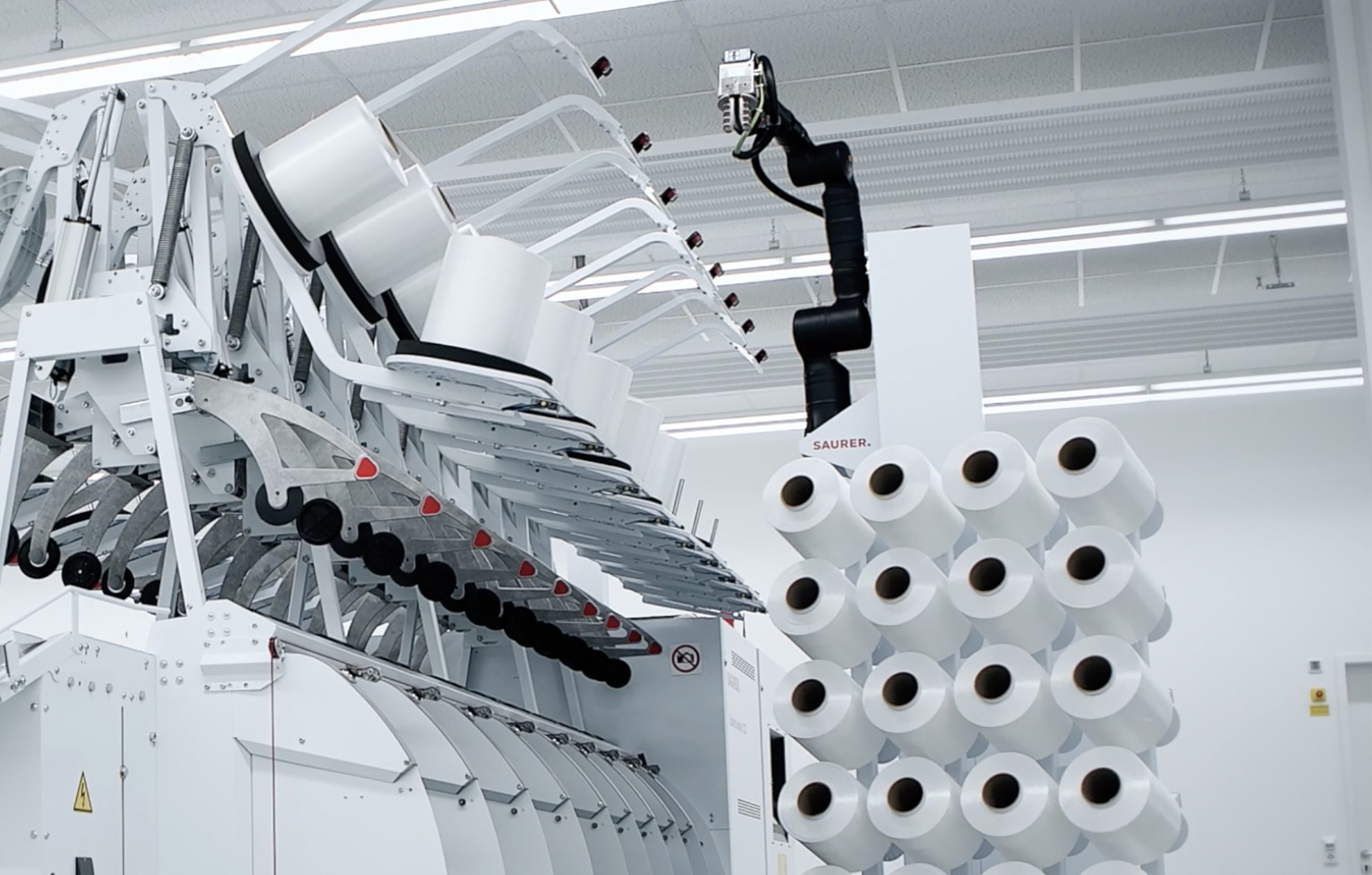 Elastyczne rozwiązanie do podawania szpul do maszyn (źr&oacute;dło zdjęcia: Project S&P i Kassow Robots)