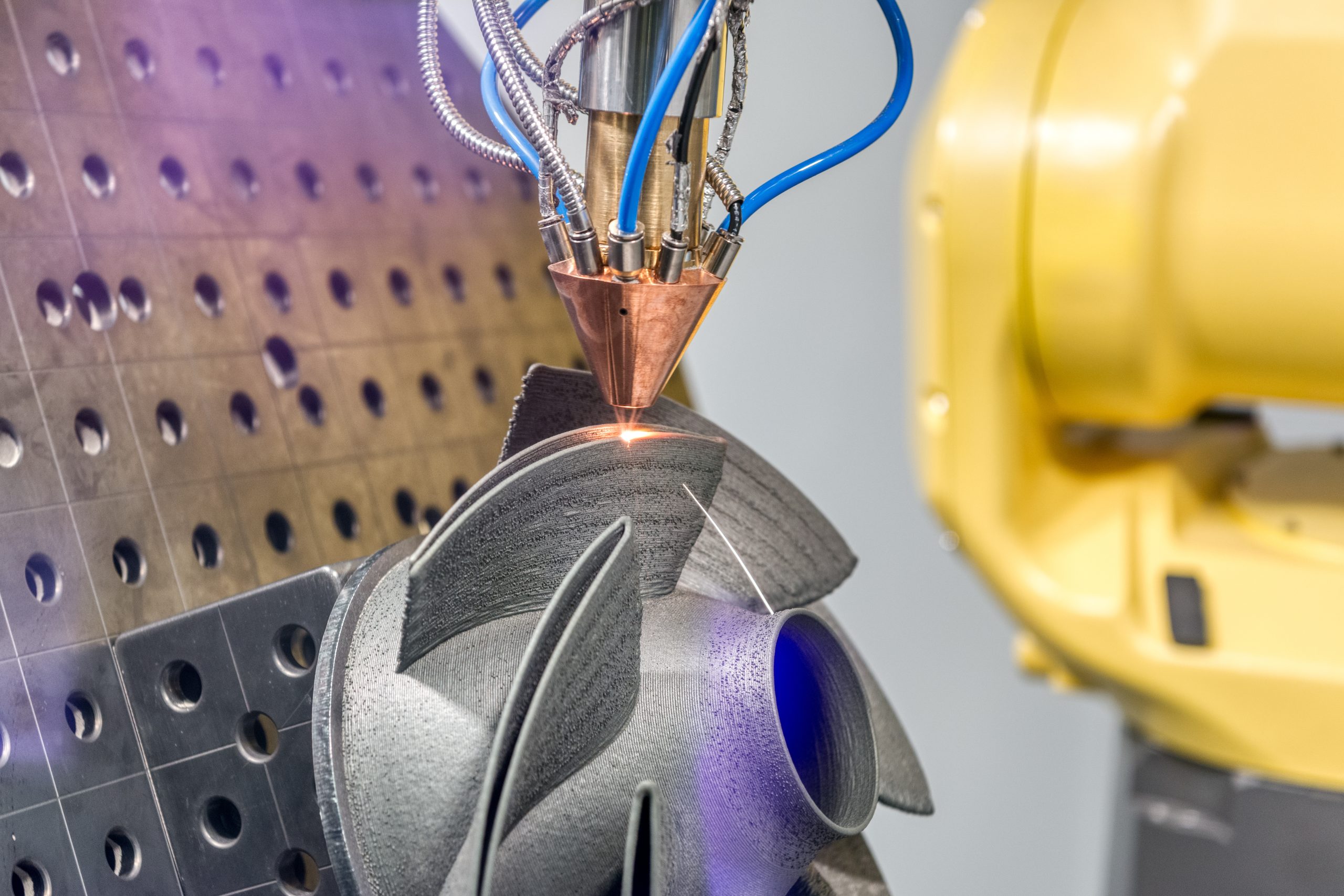 Ilustracja 2. Drukarki 3D do metalu, jak na zdjęciu powyżej, mogą odegrać rolę w produkcji akumulator&oacute;w ze stałym elektrolitem (źr&oacute;dło: nordroden/abobe.stock.com)