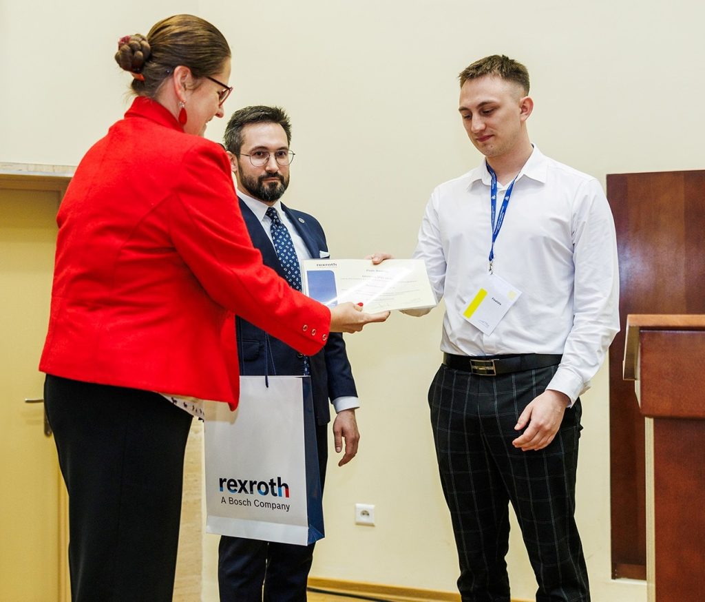 Wręczenie nagrody (od lewej: Jolanta Kowalczyk - Bosch Rexroth; dr inż. Jakub Lasocki - Prodziekan Wydziały SiMR; inż. Piotr Bomba - zwycięzca konkursu.