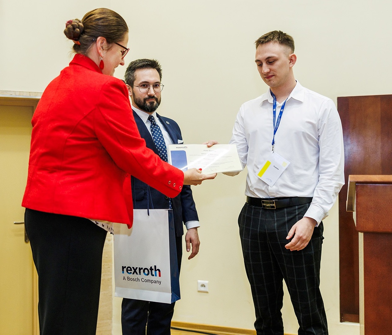 Wręczenie nagrody (od lewej: Jolanta Kowalczyk - Bosch Rexroth; dr inż. Jakub Lasocki - Prodziekan Wydziały SiMR; inż. Piotr Bomba - zwycięzca konkursu.