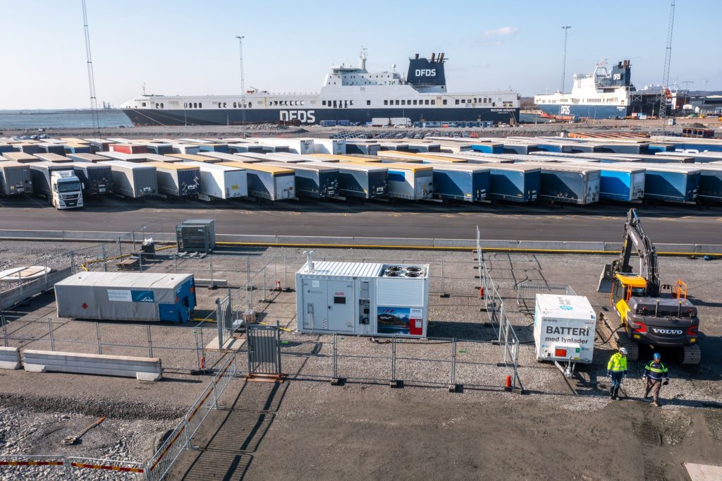 Jednostka HyFlex wykorzystuje zielony wodór dostarczany przez Linde Gas do generowania czystej energii elektrycznej dla stacji ładowania, która zasila koparkę elektryczną Volvo służącą do prac budowlanych w miejscu inwestycji.