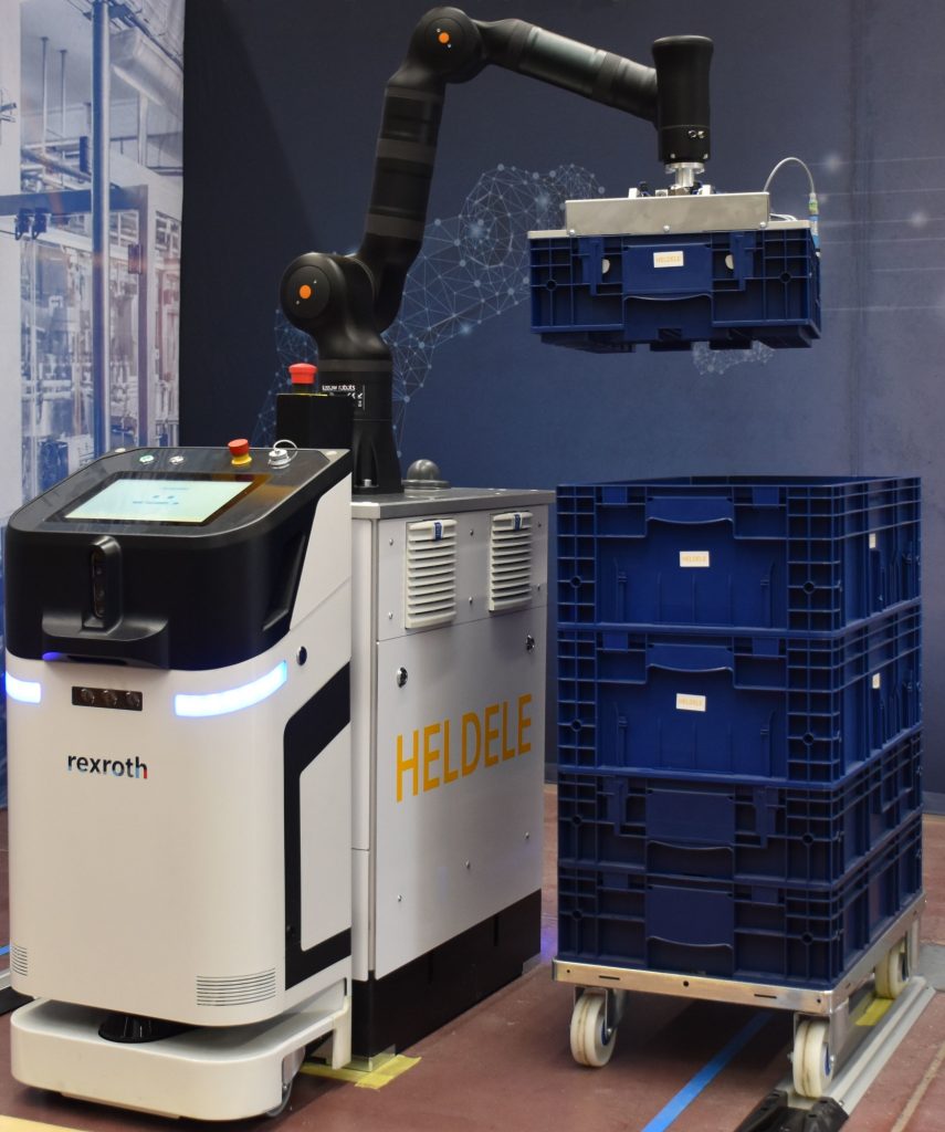 Mobilna stacja robotyczna jest transportowana na swoje stanowisko robocze za pomocą autonomicznego robota mobilnego (AMR) ACTIVE Shuttle firmy Bosch Rexroth i odbiera informacje z systemu kontroli produkcji. Następnie 7-osiowy lekki robot KR810 rozpoczyna samodzielną pracę.