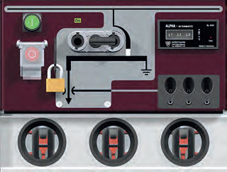Rys. 5. Panel operatorski a) w pozycji pracy, b) w pozycji uziemionej