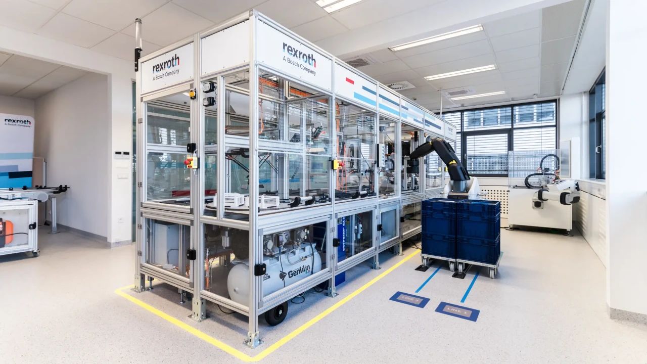  Linia produkcyjna w Factory of the Future Lab (Źr&oacute;dło obrazu: Bosch Rexroth)