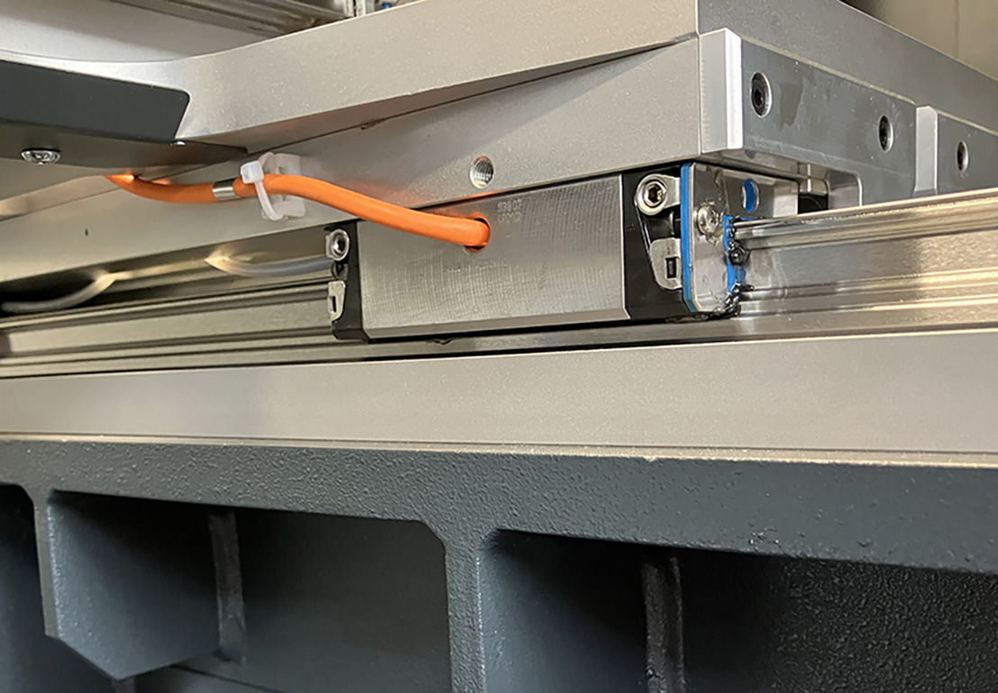 Kompaktowy w&oacute;zek prowadzący IMScompact ze zintegrowanym enkoderem i interfejsem SSI. Stalowa obudowa chroni magnetyczną metodę pomiaru przed wpływami elektromagnetycznymi. (Źr&oacute;dło obrazu: Bosch Rexroth AG)