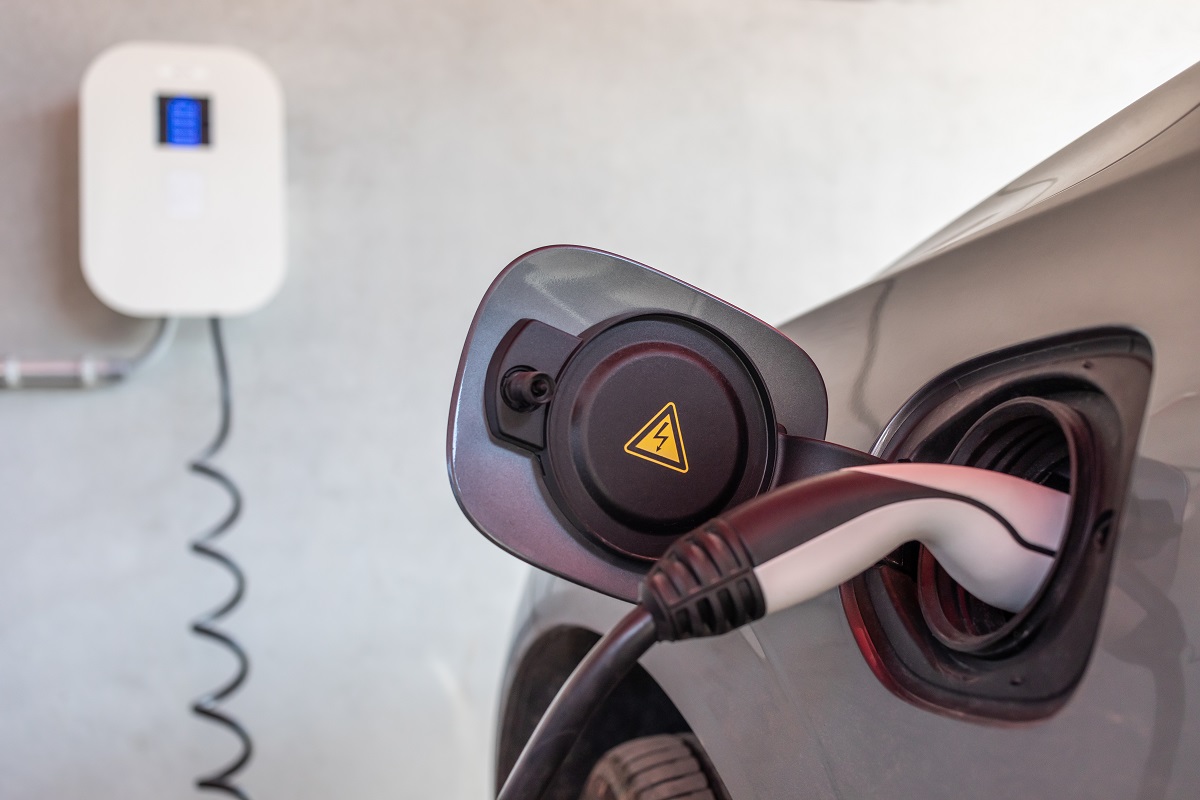 Ładowarki do pojazd&oacute;w elektrycznych stają się kluczowym elementem nowoczesnych dom&oacute;w i są obecnie wspierane przez standard Matter (źr&oacute;dło: Kara/stock.adobe.com)