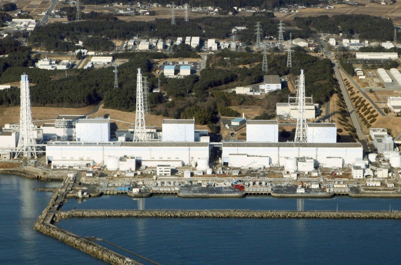 Elektrownia jądrowa Fukushima I, w kt&oacute;rej doszło do awarii na skutek ogromnego trzęsienia ziemi. Zniszczeniu uległ budynek reaktora nr 1 (na zdjęciu pierwszy od prawej)