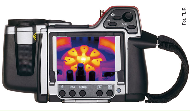Fot. 3. Kamera Flir T365. Możliwe jest nagrywanie notatek głosowych &ndash; do poszczeg&oacute;lnych zdjęć z możliwością wprowadzania ich do raportu. Opcjonalnie dostępne obiektywy 6&ordm;, 15&ordm;, 45&ordm;, 90&ordm;, 2x i 4x, łatwe w montażu do korpusu kamery, dzięki czemu zyskuje się dużą r&oacute;żnorodność zastosowań urządzenia. Standardowa karta pamięci SD umożliwia zapis ponad 1000 zdjęć pomiarowych w formacie JPEG.