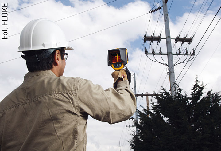 Fot. 5. Kamera termowizyjna Fluke podczas diagnostyki elektroenergetycznych linii przesyłowych. Przetwarzanie obrazu zapewnia przetwornik o rozdzielczości 320 x 240. Czułość termiczna (NETD) umożliwia identyfi kację nawet najmniejszych r&oacute;żnic temperatur, kt&oacute;re mogą wskazywać na problemy. Obrazy w podczerwieni i w paśmie światła widzialnego są nakładane automatycznie.