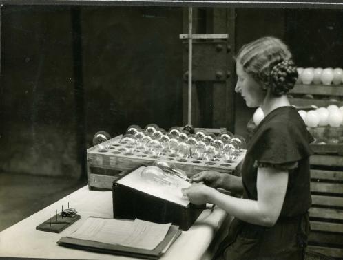 Fabryka lamp żarowych „Helios” produkowała ok. 4 mln żarówek rocznie Fabryka lamp żarowych „Helios” produkowała ok. 4 mln żarówek rocznie