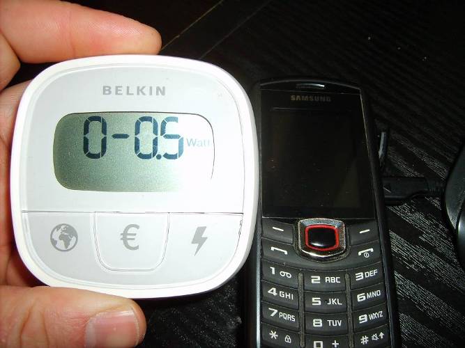pomiar ładowarki telefonu po naładowaniu baterii