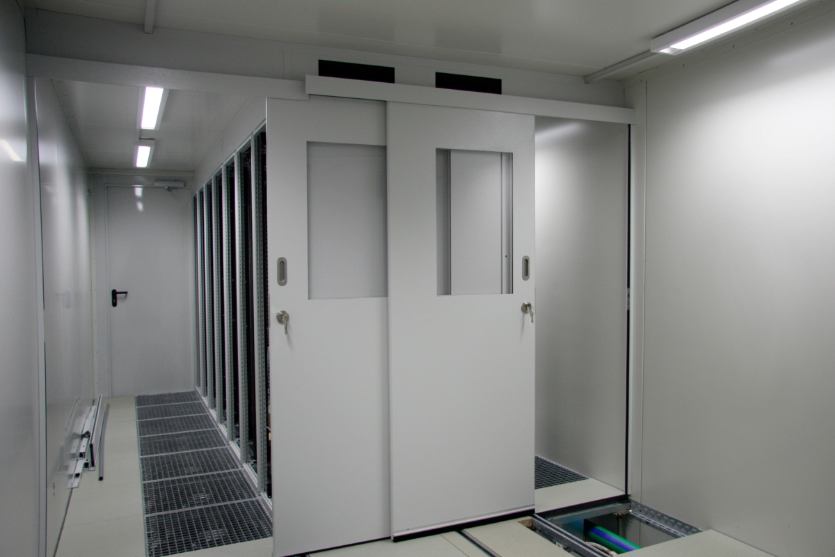 Kontener iNNOVO MCC (iNNOVO Mittelstands Cloud Container) stanowi dostarczane „pod klucz”, mobilne centrum danych dla technologii chmury obliczeniowej. Kontener iNNOVO MCC (iNNOVO Mittelstands Cloud Container) stanowi dostarczane „pod klucz”, mobilne centrum danych dla technologii chmury obliczeniowej.