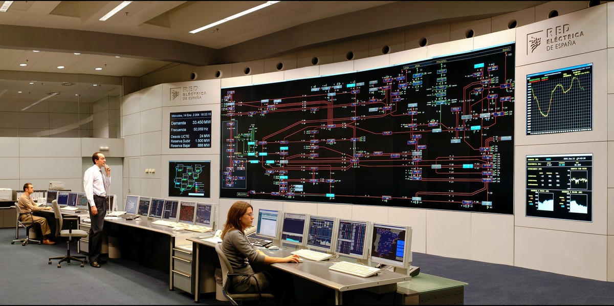 Rys. 2. Sala dyspozycji mocy operatora REE (Red El&eacute;ctrica de Espa&ntilde;a &ndash; Hiszpania