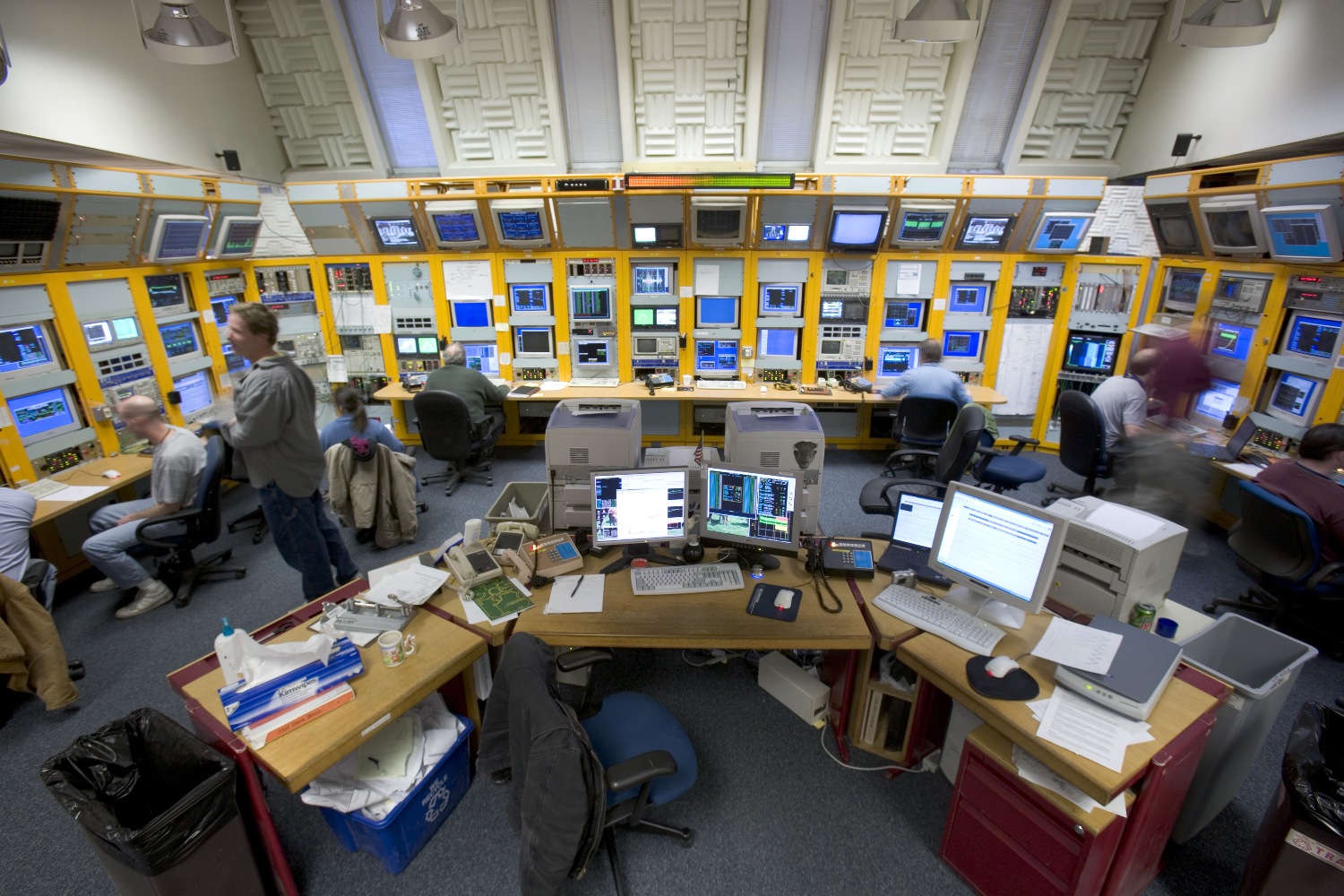 Rys. 9. Sala kontroli Wielkiego Zderzacza Hadron&oacute;w w genewskim ośrodku CERN (Szwajcaria)