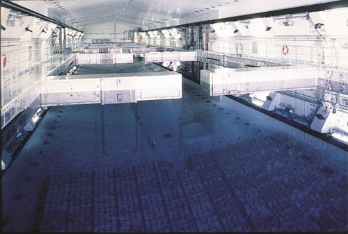 Wnętrze podziemnego, basenowego przechowalnika wypalonego paliwa w Oskarshamn (Szwecja). Źródło: Central interim storage facility for spent fuel – CLAB. Prospekt wydany przez Swewdish Nuclear Fuel and Waste Management Co. (SKB) Wnętrze podziemnego, basenowego przechowalnika wypalonego paliwa w Oskarshamn (Szwecja). Źródło: Central interim storage facility for spent fuel – CLAB. Prospekt wydany przez Swewdish Nuclear Fuel and Waste Management Co. (SKB)