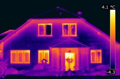 Rys. 5. Prawidłowo wykonRys. 5. Prawidłowo wykonane okna – według zasad ciepłego montażu. (Źródło : Portal firmy Polmar – klimatyzacje, budownictwo, http://www.polmar.pl/sites/view/18:termowizja-audyt-energetyczny).ane okna – według zasad ciepłego montażu. (Źródło : Portal firmy Polmar – klimatyzacje, budownictwo, http://www.polmar.pl/sites/view/18:termowizja-audyt-energetyczny). Rys. 4. Mostek termiczny (kolor czerwony) wokół okien spowodowany nieprawidłowym osadzeniem okna. (Źródło : Opracowanie KAPE – „Raport z badania termowizyjnego budynku zlokalizowanego w Warszawie