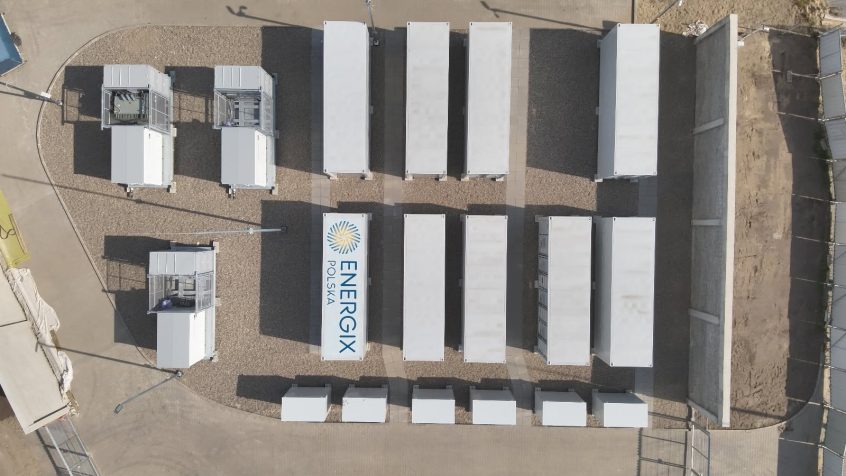 Magazyn Energii Nowe Czarnowo I, należący do Energix Polska i optymalizowany przez Axpo, jest pierwszym magazynem energii w Polsce, który uzyskał kwalifikację do świadczenia usług systemowych na rzecz krajowego systemu elektroenergetycznego.