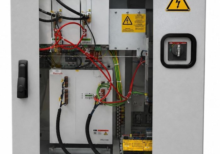 Dzięki sterownikowi zgrzewania PRC7000 firmy Bosch Rexroth oraz kleszczom zgrzewalniczym SoftMount firmy CenterLine użytkownicy mogą zminimalizować czas cyklu w procesach zgrzewania garbowego. (Źródło ilustracji po lewej: CenterLine Germany GmbH, źródło ilustracji po prawej: Bosch Rexroth AG)
