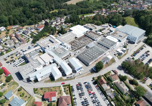 Rozbudowa zakładu w austriackim Schrems łączy zaawansowaną automatyzację, integrację cyfrową oraz możliwość śledzenia produktów na każdym etapie procesu produkcyjnego