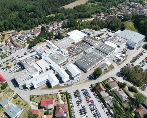 Rozbudowa zakładu w austriackim Schrems łączy zaawansowaną automatyzację, integrację cyfrową oraz możliwość śledzenia produktów na każdym etapie procesu produkcyjnego