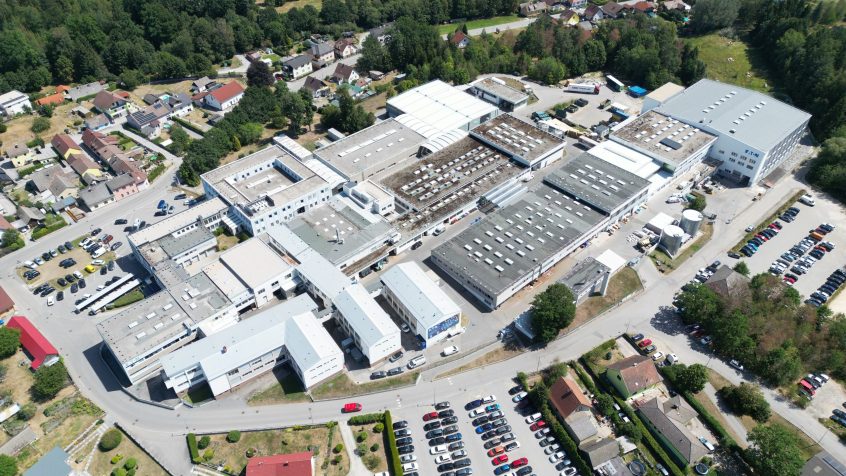 Rozbudowa zakładu w austriackim Schrems łączy zaawansowaną automatyzację, integrację cyfrową oraz możliwość śledzenia produktów na każdym etapie procesu produkcyjnego