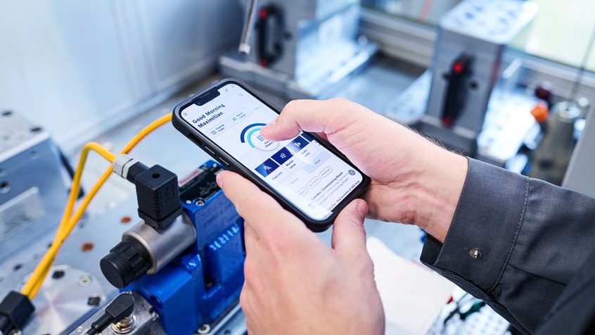 Serwisanci i konserwatorzy mają dostęp do oferty rozwiązań cyfrowych Hydraulic Hub 24 godziny na dobę, 7 dni w tygodniu. (Źródło obrazu: Bosch Rexroth AG)
