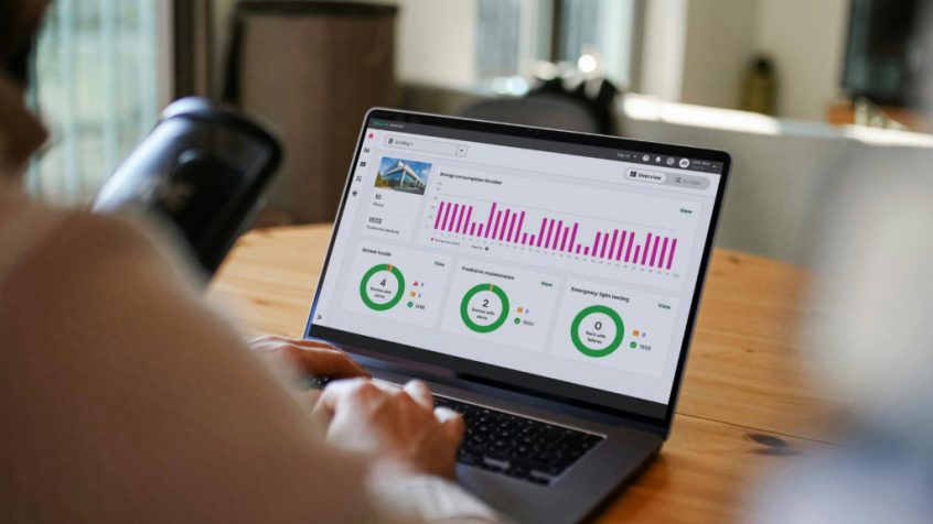 Signify Interact dla budynków inteligentnych oferuje scentralizowane sterowanie działające w czasie rzeczywistym i optymalizację oświetlenia we wszystkich typach profesjonalnych przestrzeni wewnętrzny