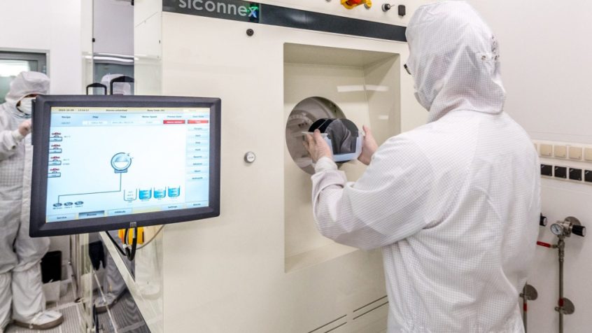 W laboratorium Centrum Zaawansowanych Materiałów i Technologii CEZAMAT PW wykonywane są procesy chemiczne niezbędne do produkcji półprzewodników.